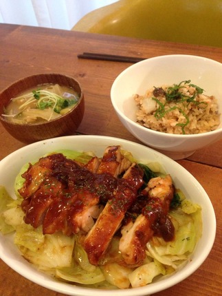 鶏肉のソテーと里芋とキノコの炊き込みご飯